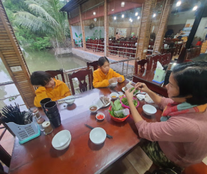 Nhà hàng Dê Chính Thư có cả không gian trong nhà và ngoài trời